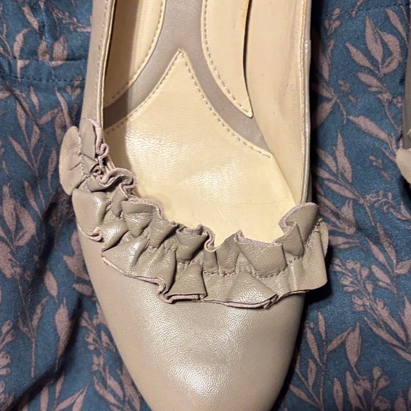 Naturalizer Beige Ruffle Heels - Picture 5 of 8